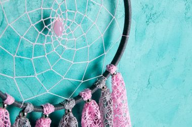 Gri pembe dantel rüya yakalayıcı Akuamarin arka plan üzerinde