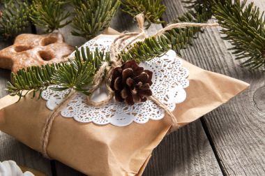 Noel hediyesi kutusu ahşap arka planda