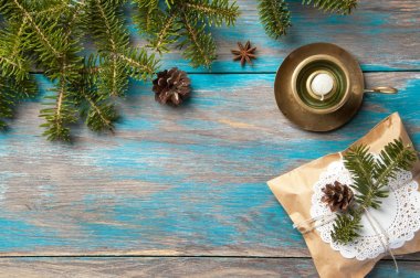 Ahşap arka planda Noel süslemeleri