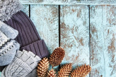 Örgü şapka ve eldiven ahşap arka plan üzerinde