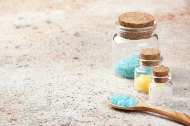 Banyo tuzları cam şişelerde