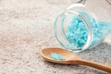 Banyo tuzu cam şişe