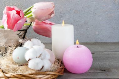 Yumurta ve aroma mumlar eski ahşap zemin üzerine