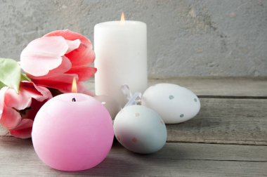Yumurta ve aroma mumlar eski ahşap zemin üzerine