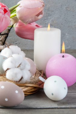 Yumurta ve aroma mumlar eski ahşap zemin üzerine