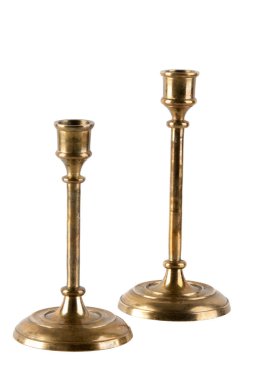 Beyaz üzerine iki pirinç antika şamdanlar