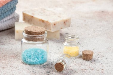Banyo tuzları cam şişelerde