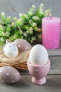 Yumurta ve eski ahşap arka plan gül kokusu mum