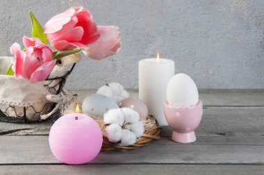 Yumurta ve eski ahşap arka plan gül kokusu mum