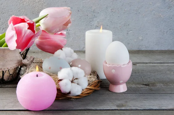 Yumurta ve eski ahşap arka plan gül kokusu mum
