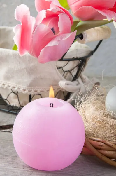 Roze aroma kaars en tulpen close-up — Stockfoto