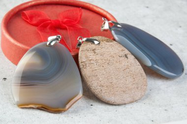 Gri arka plan üzerinde gri bej Kolyeler