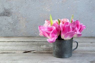 Vintage metal Kupası'nda Pembe Laleler