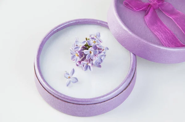 Ramo de lila en caja de regalo —  Fotos de Stock