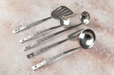 Klasik metal mutfak aletleri.