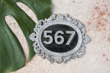 Beton arka planda antik kapı numarası