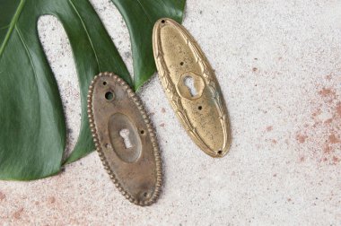 Antika pirinç anahtar deliği kilidi kapakları 