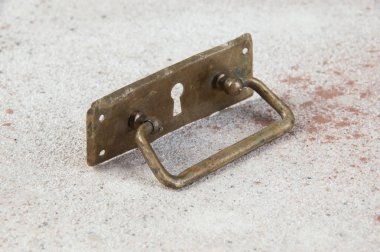 Antika pirinç çekmece kolu.