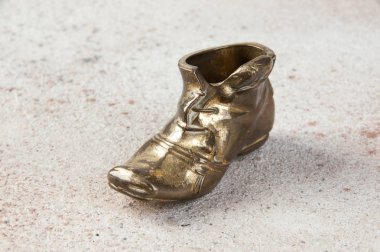 Ayakkabı şeklinde eski pirinç kül tablası. 