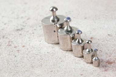 Beton zemindeki pullar için antika ağırlıklar.