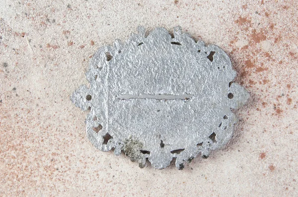 Antikkdørnummer på betongbakgrunn – stockfoto