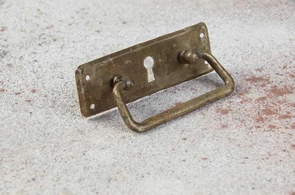 Antika pirinç çekmece kolu.