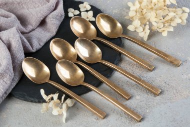 Betonda eski bronz çay kaşıkları 