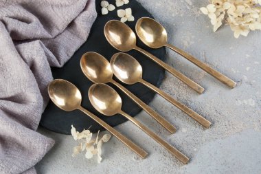 Betonda eski bronz çay kaşıkları 