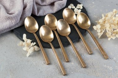 Betonda eski bronz çay kaşıkları 