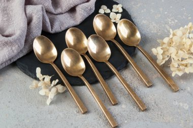 Betonda eski bronz çay kaşıkları 