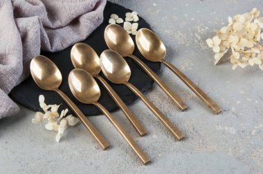 Betonda eski bronz çay kaşıkları 