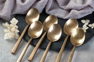 Betonda eski bronz çay kaşıkları 