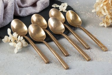 Betonda eski bronz çay kaşıkları 