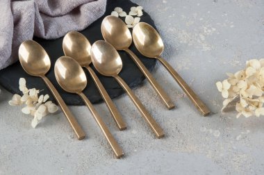 Betonda eski bronz çay kaşıkları 