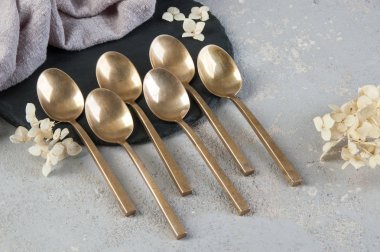 Betonda eski bronz çay kaşıkları 