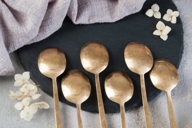 Betonda eski bronz çay kaşıkları 