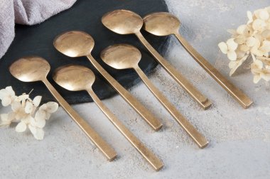 Betonda eski bronz çay kaşıkları 