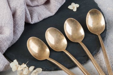 Betonda eski bronz çay kaşıkları 