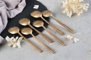 Betonda eski bronz çay kaşıkları 