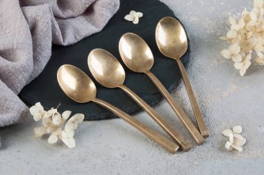 Betonda eski bronz çay kaşıkları 