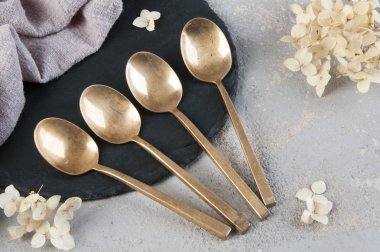 Betonda eski bronz çay kaşıkları 