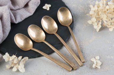 Betonda eski bronz çay kaşıkları 