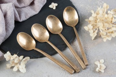 Betonda eski bronz çay kaşıkları 