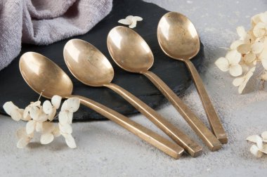 Betonda eski bronz çay kaşıkları 