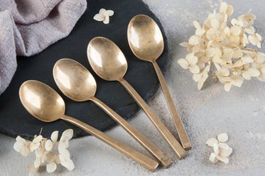 Betonda eski bronz çay kaşıkları 