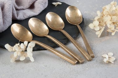 Betonda eski bronz çay kaşıkları 