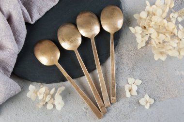 Betonda eski bronz çay kaşıkları 