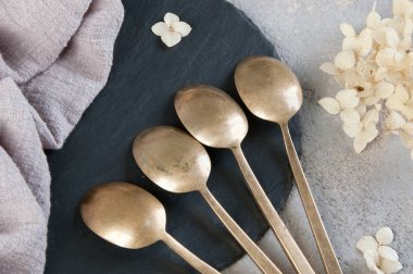 Betonda eski bronz çay kaşıkları 