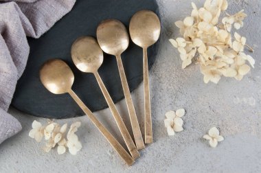 Betonda eski bronz çay kaşıkları 