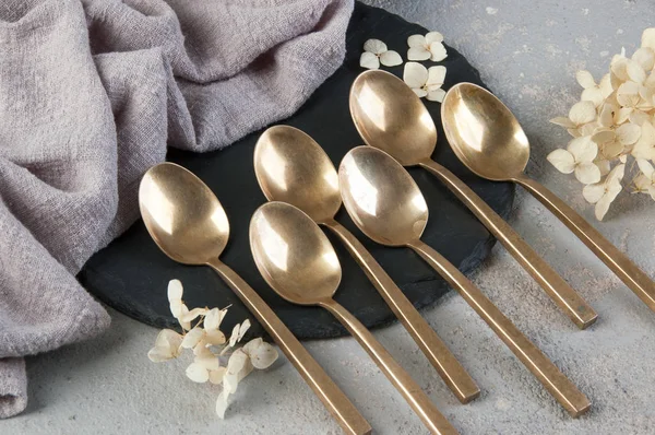 Betonda eski bronz çay kaşıkları 